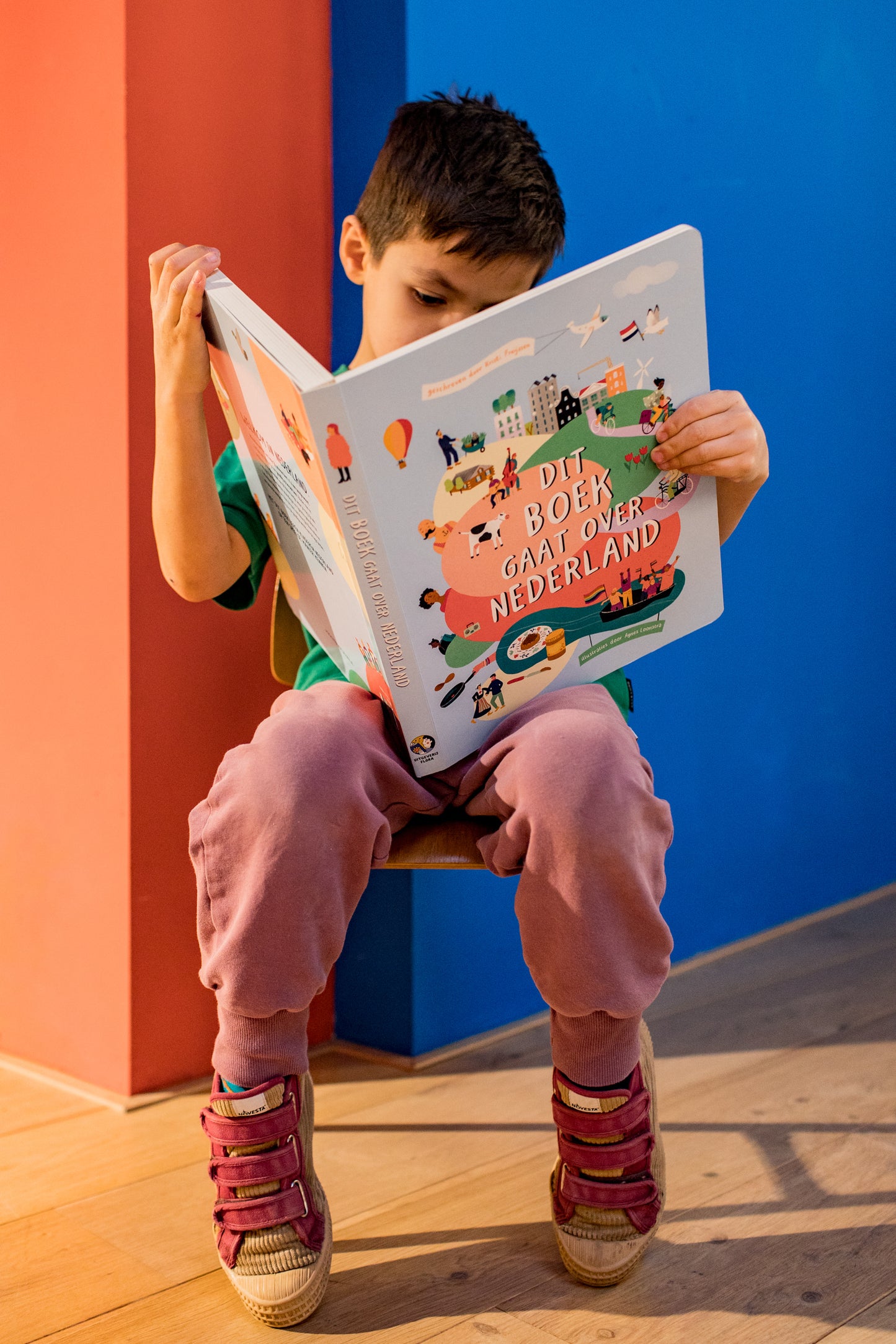 Kind kijkt in Dit boek gaat over Nederland